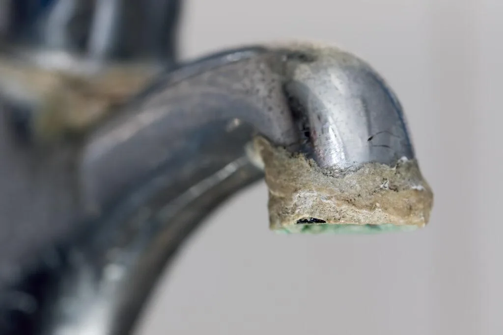 how to clean kitchen faucet head