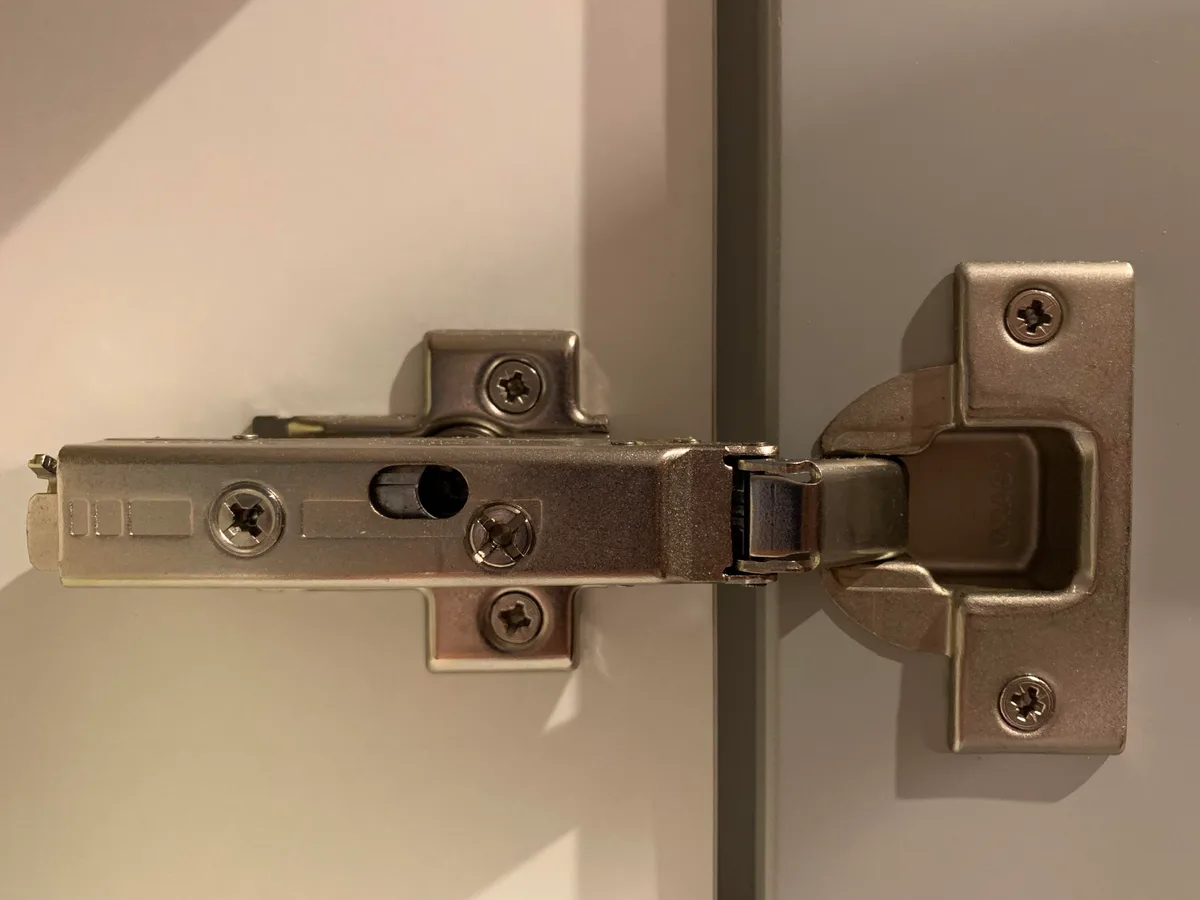 how to fix kitchen cabinet hinges